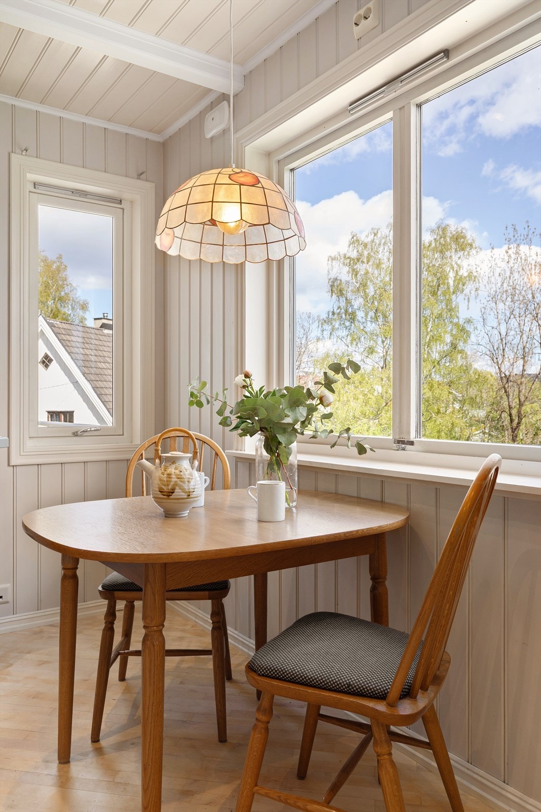 Plass for hyggelig frokostbord på kjøkkenet Galleribilde
