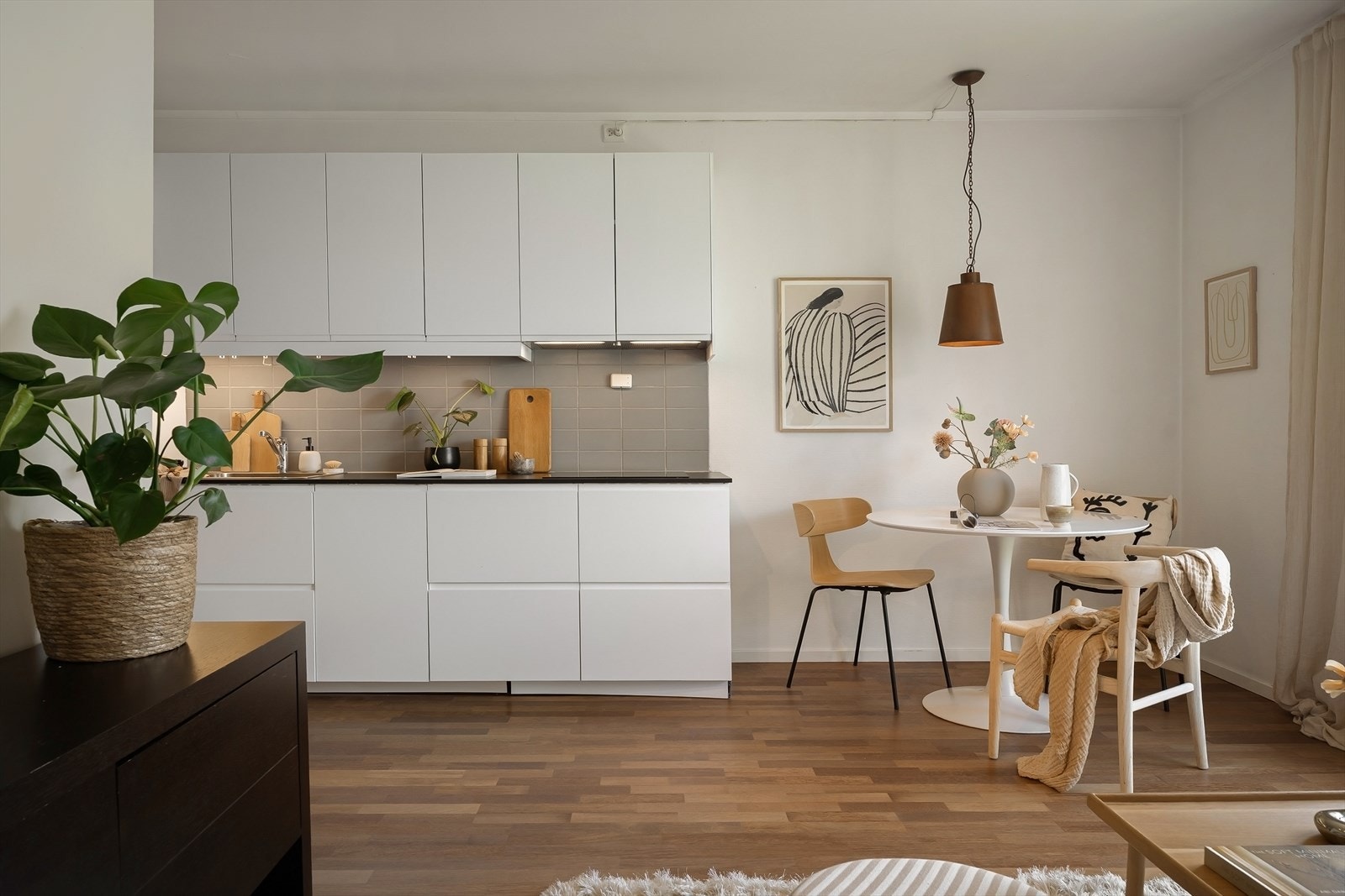 Lyst IKEA-kjøkken fra 2020 med god oppbevaringsplass i skuffer og skap Galleribilde