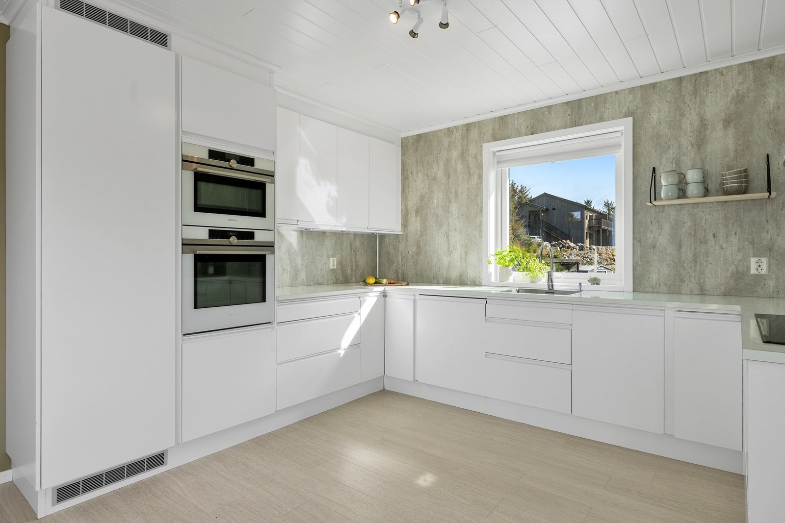 Kjøkkenet er fullt utstyrt med stekeovn, mikrobølgeovn, kjøleskap og oppvaskmaskin. Galleribilde