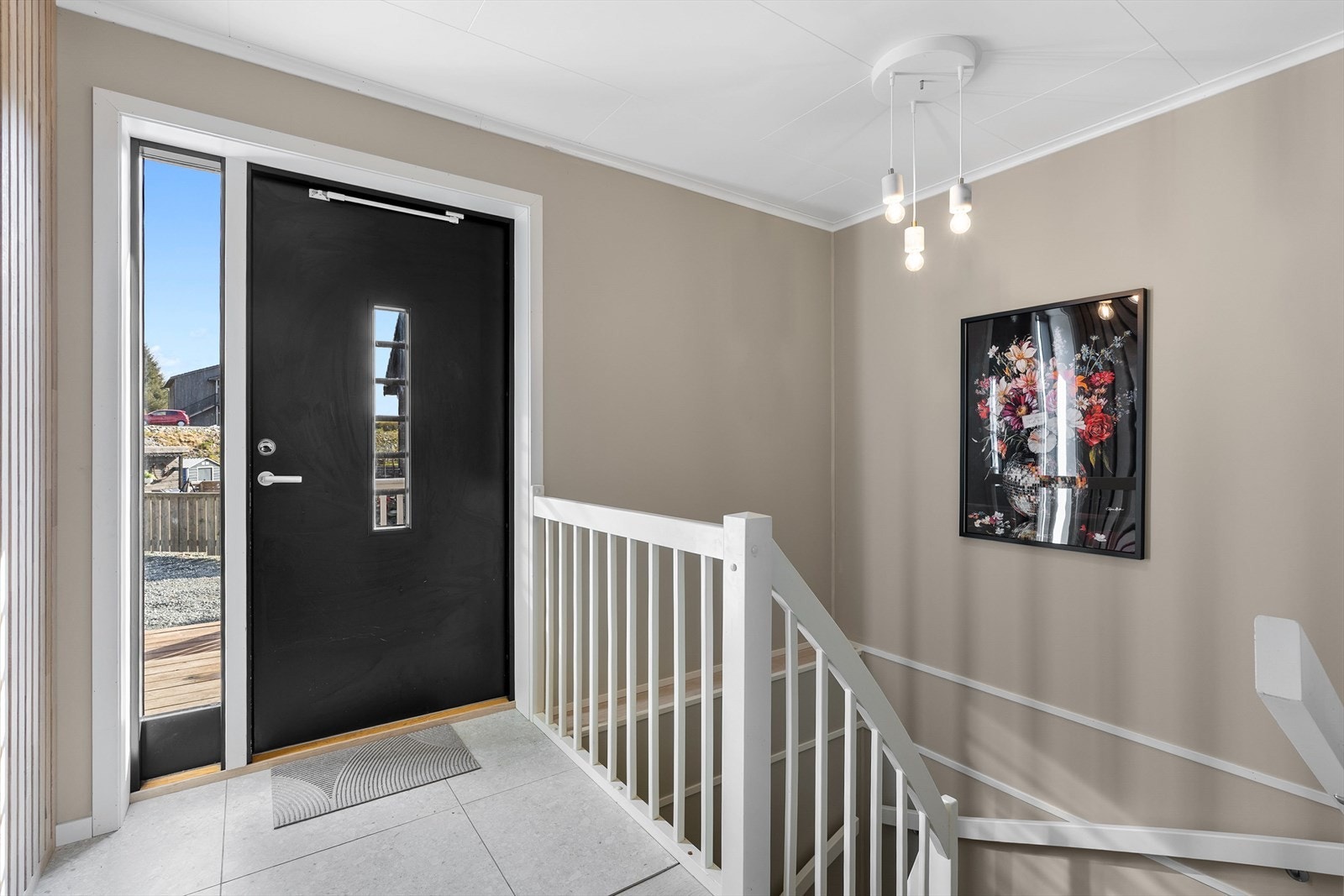 Hovedinngangen leder inn til en lys og innbydende entré med trapp ned til underetasjen. Galleribilde