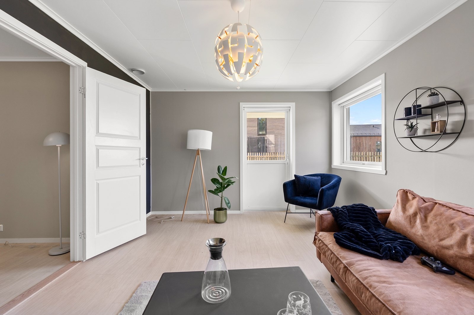 Også i kjellerstuen er det god plass til en komfortabel sofagruppe. Galleribilde