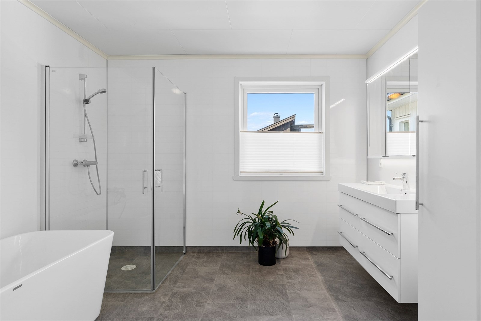 Badet i første etasje er romslig og utstyrt med både badekar og dusjhjørne. Galleribilde
