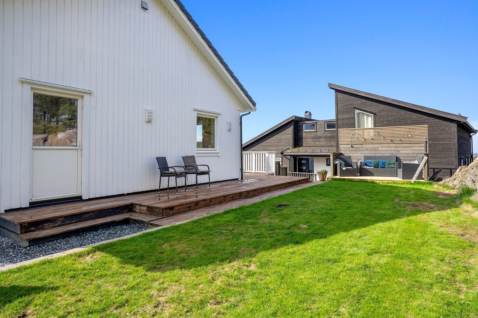 Den store treterrassen er et naturlig samlingspunkt for familien om sommeren. Galleribilde