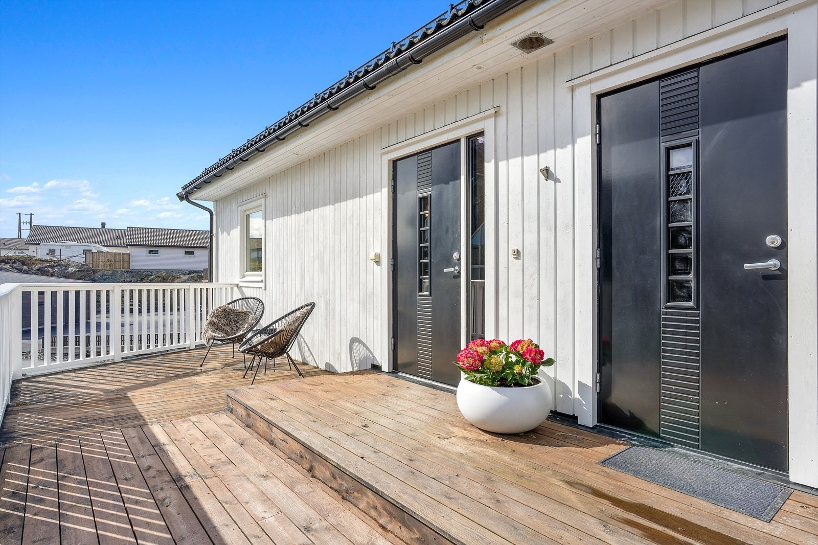 Terrassen ved inngangspartiet er et lunt og hyggelig sted å nyte solen. Galleribilde