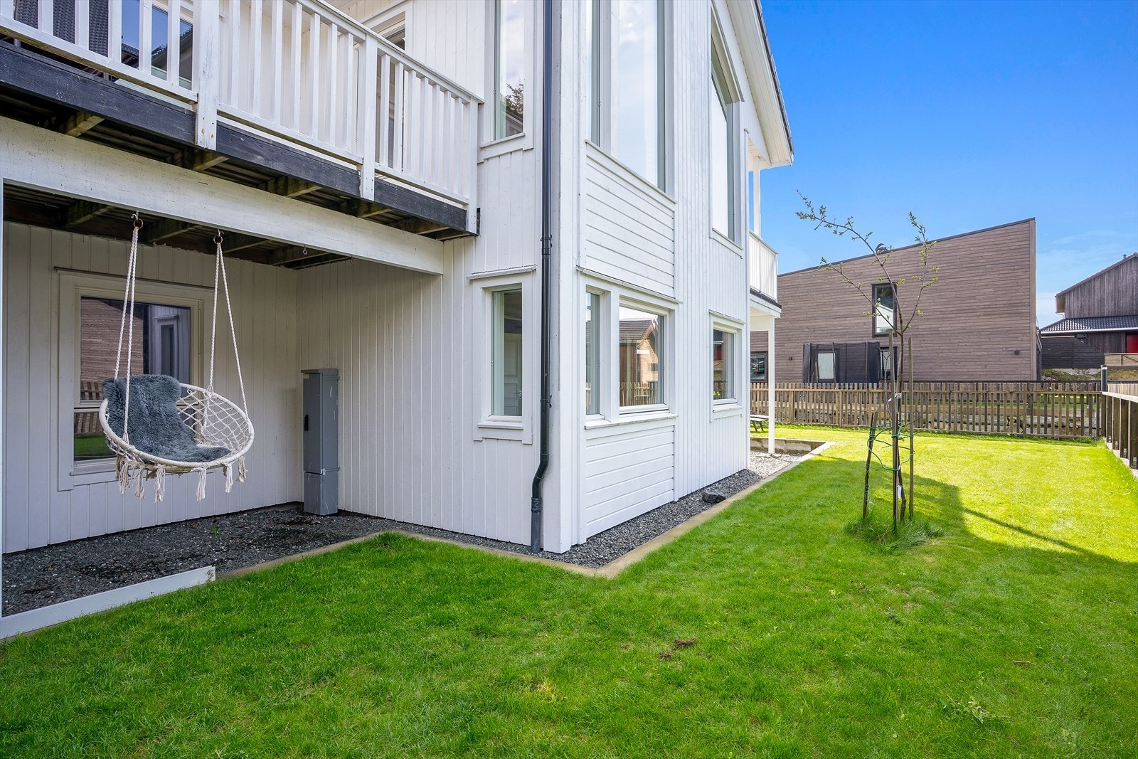 Hagen er lettstelt med plen og gruslagte områder. Galleribilde