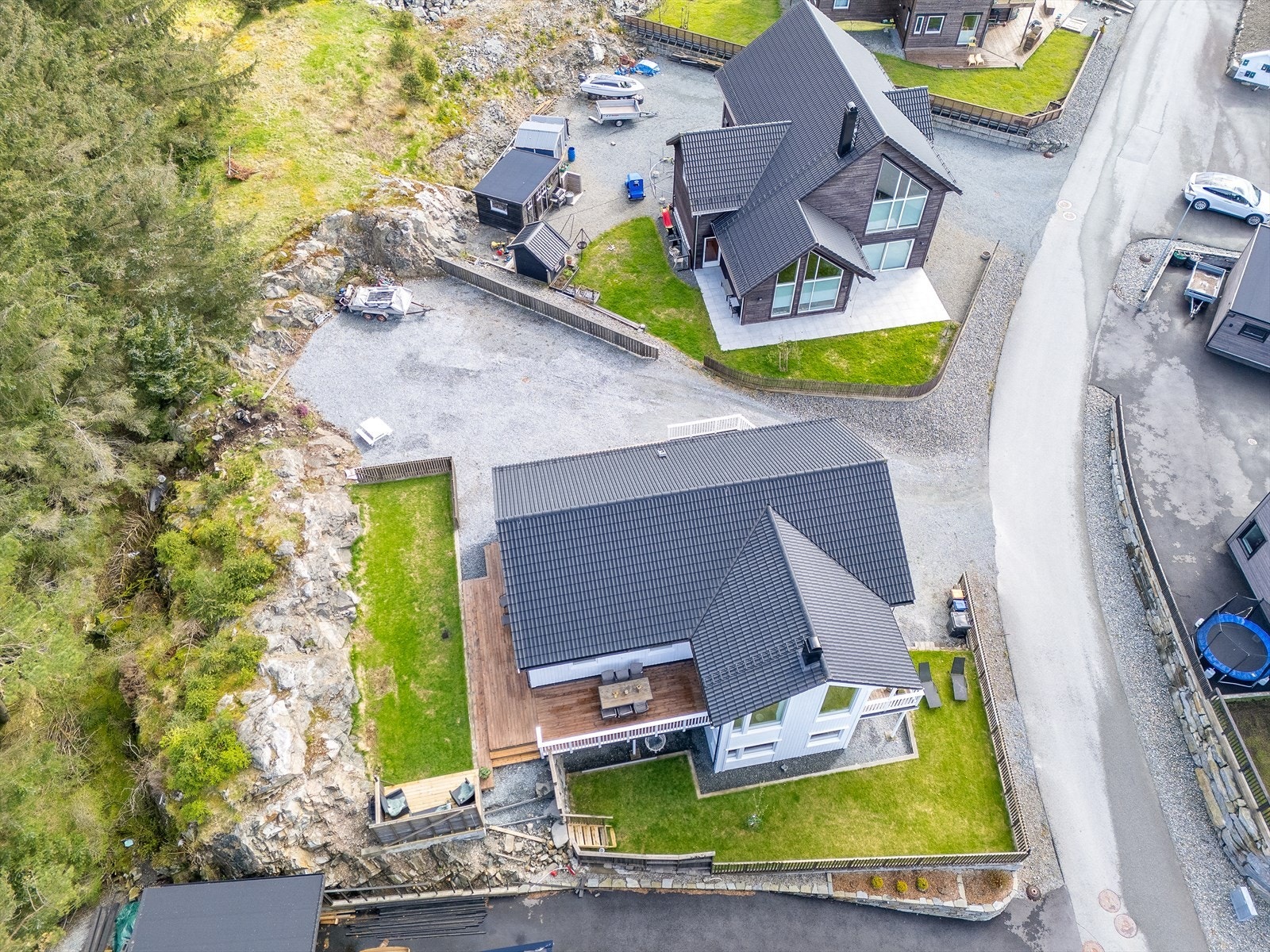 Eiendommen ligger i et etablert og barnevennlig boligområde. Galleribilde