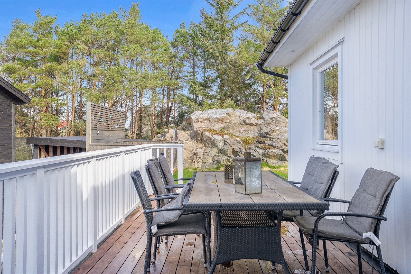 Fra stuen er det utgang til en romslig terrasse på 28 m², i tillegg til en balkong. Her er det god plass for utemøbler og sosiale sammenkomster. Galleribilde
