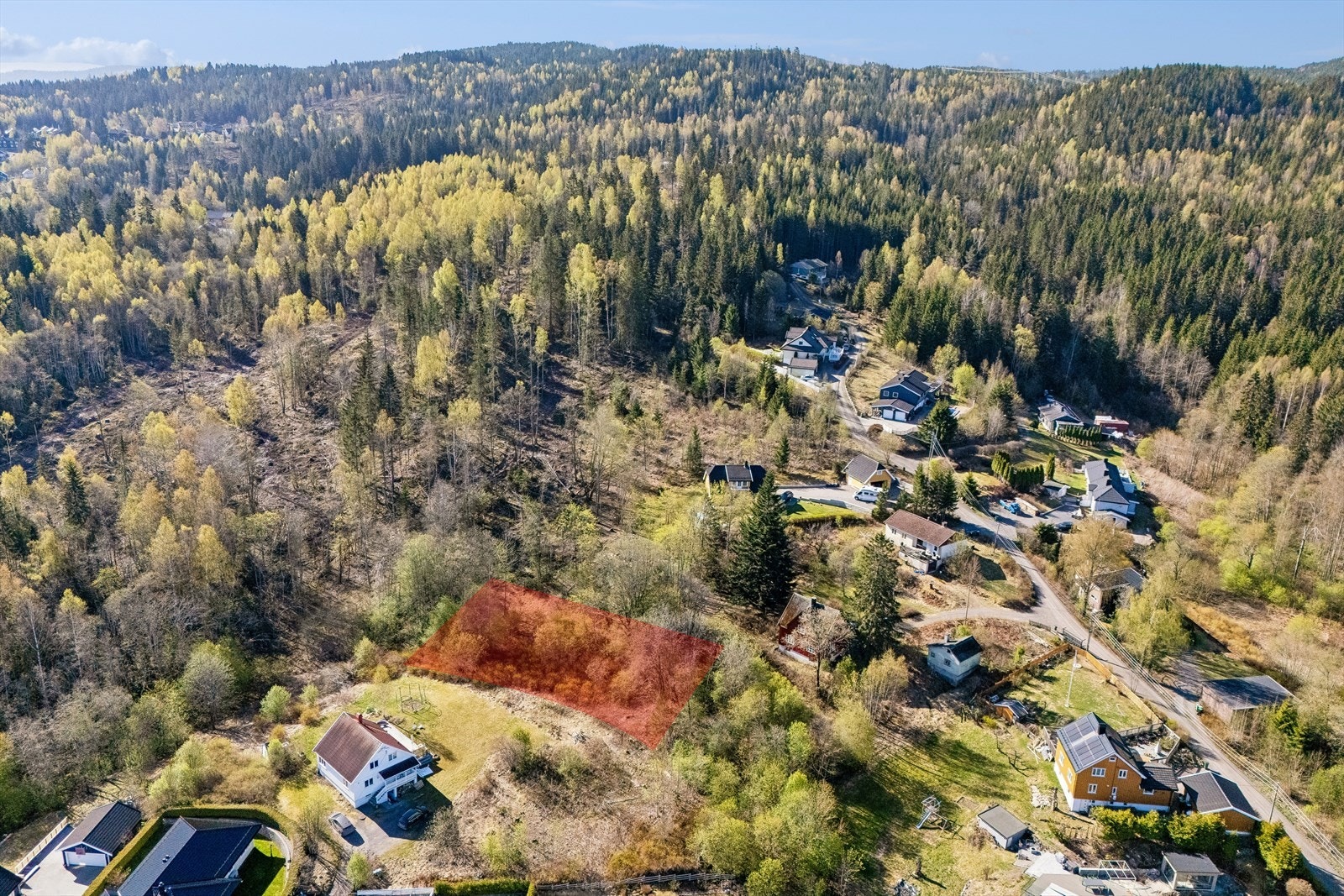Tomten er regulert til frittliggende boligbebyggelse med et tillatt BYA på totalt 30 % Galleribilde