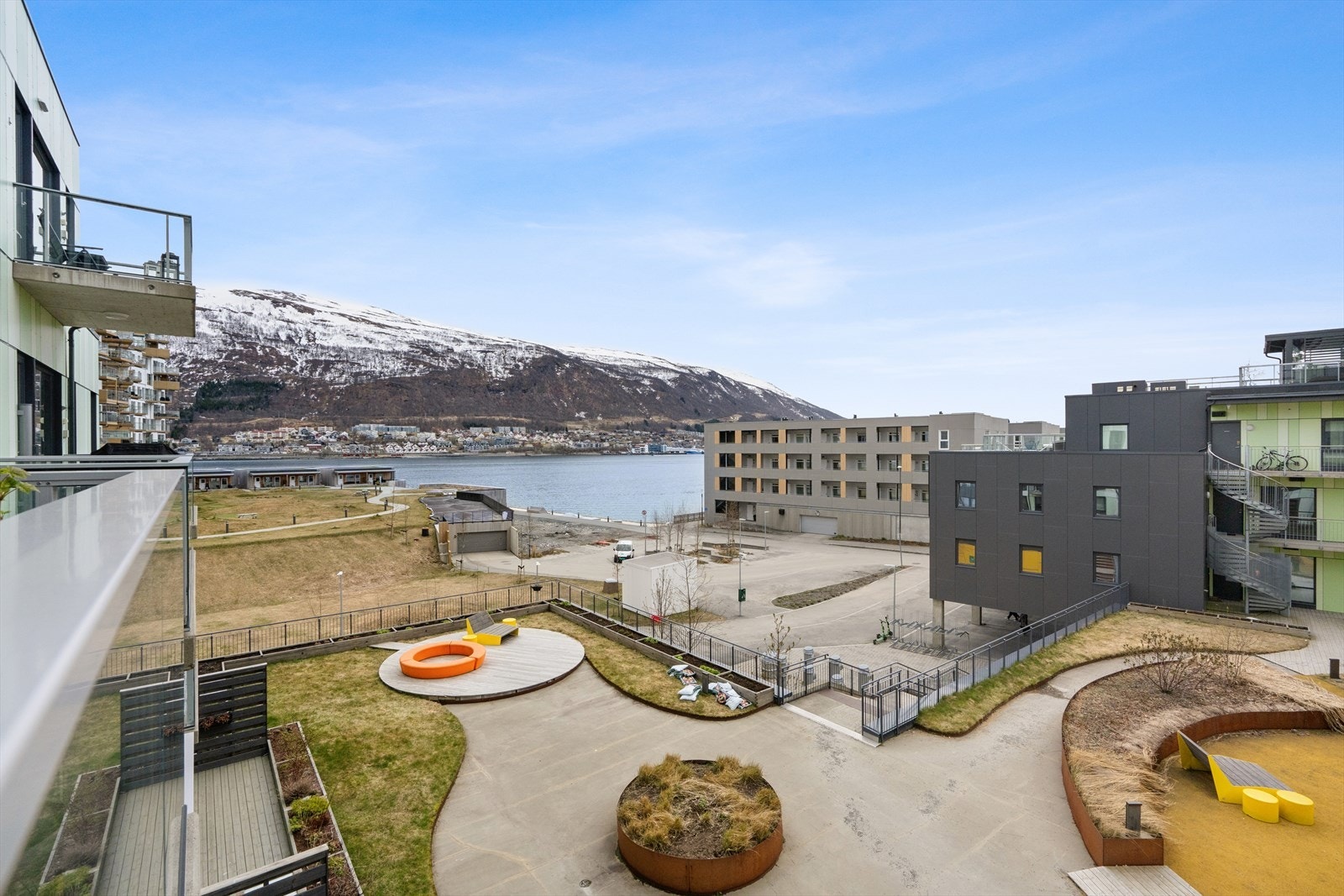 Strålende utsikt mot sjø, fjell og flott fellesarealer. Galleribilde
