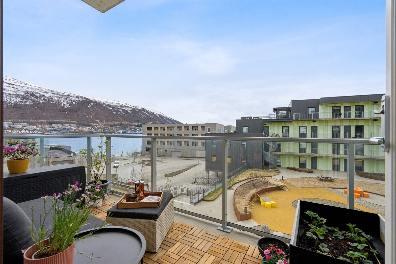 Solrik og lun balkong med adkomst fra stuen legger til rette for å kunne gro grønnsaker. Galleribilde