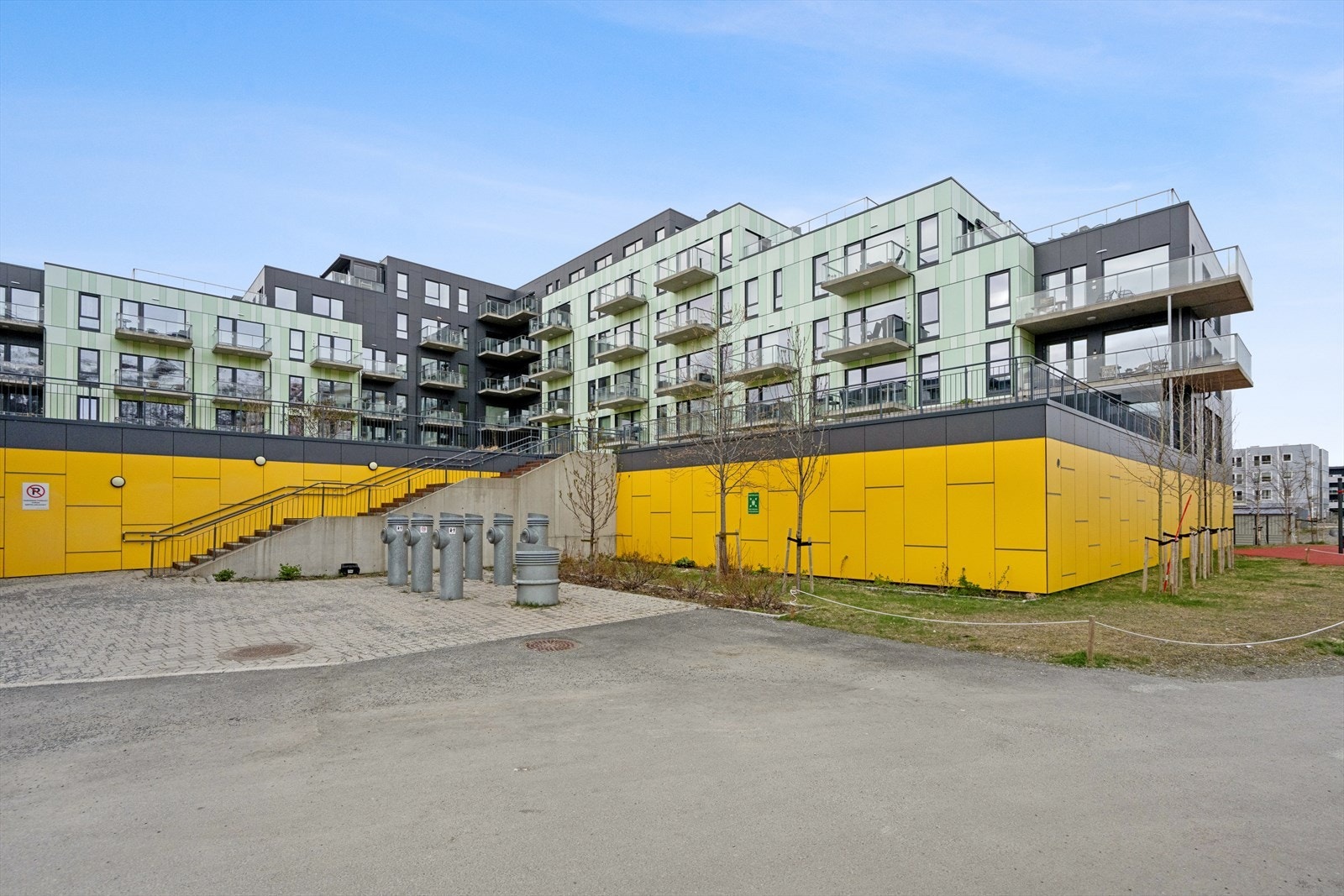 Leiligheten ligger i byggets 4.etg og har enkel adkomst med heis eller trapp fra garasje eller gateplan. Galleribilde