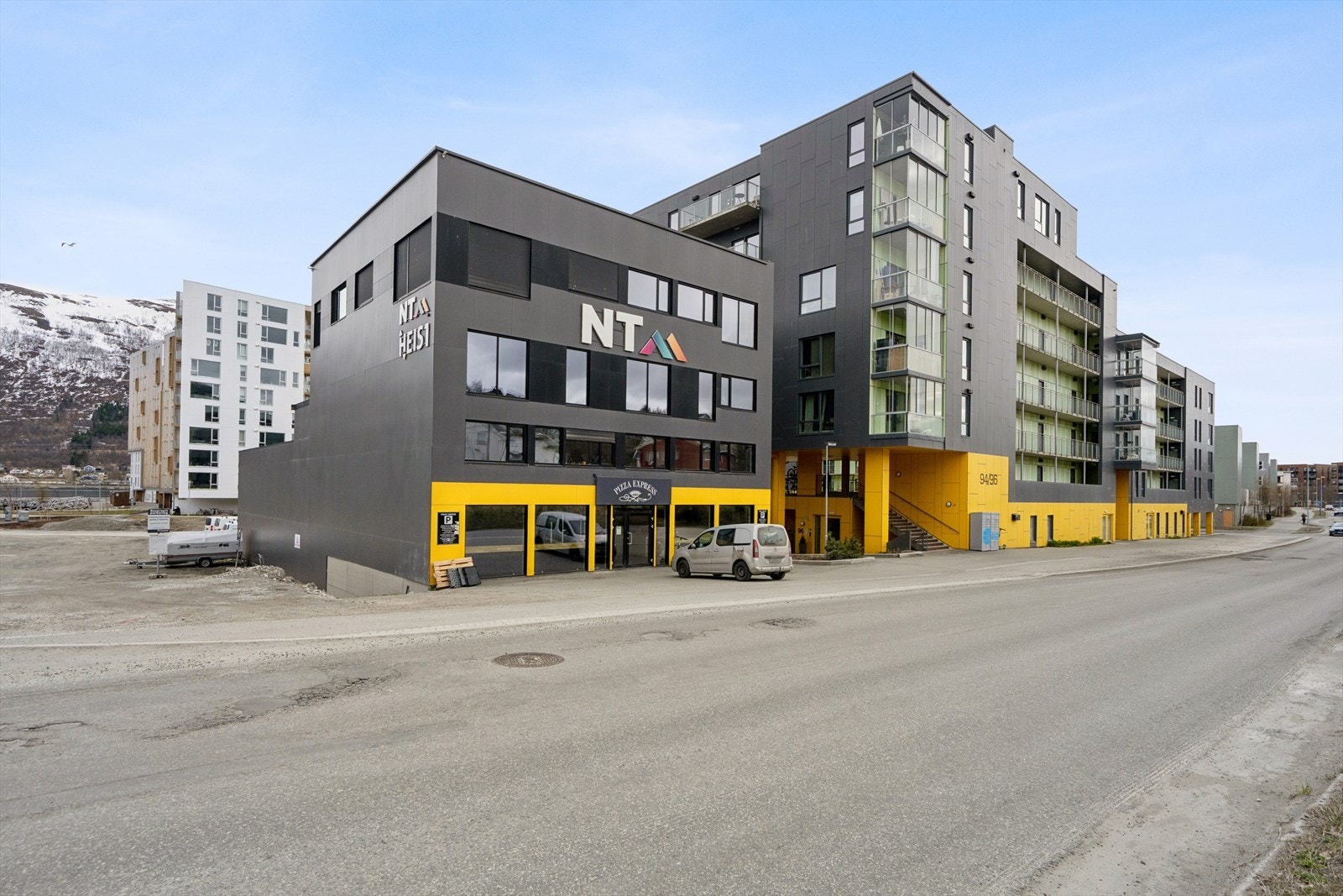 Himmel og Hav Borettslag er et moderne leilighetsbygg fra 2018. Her bor du med gangavstand til alt du måtte trenge i hverdagen. Galleribilde