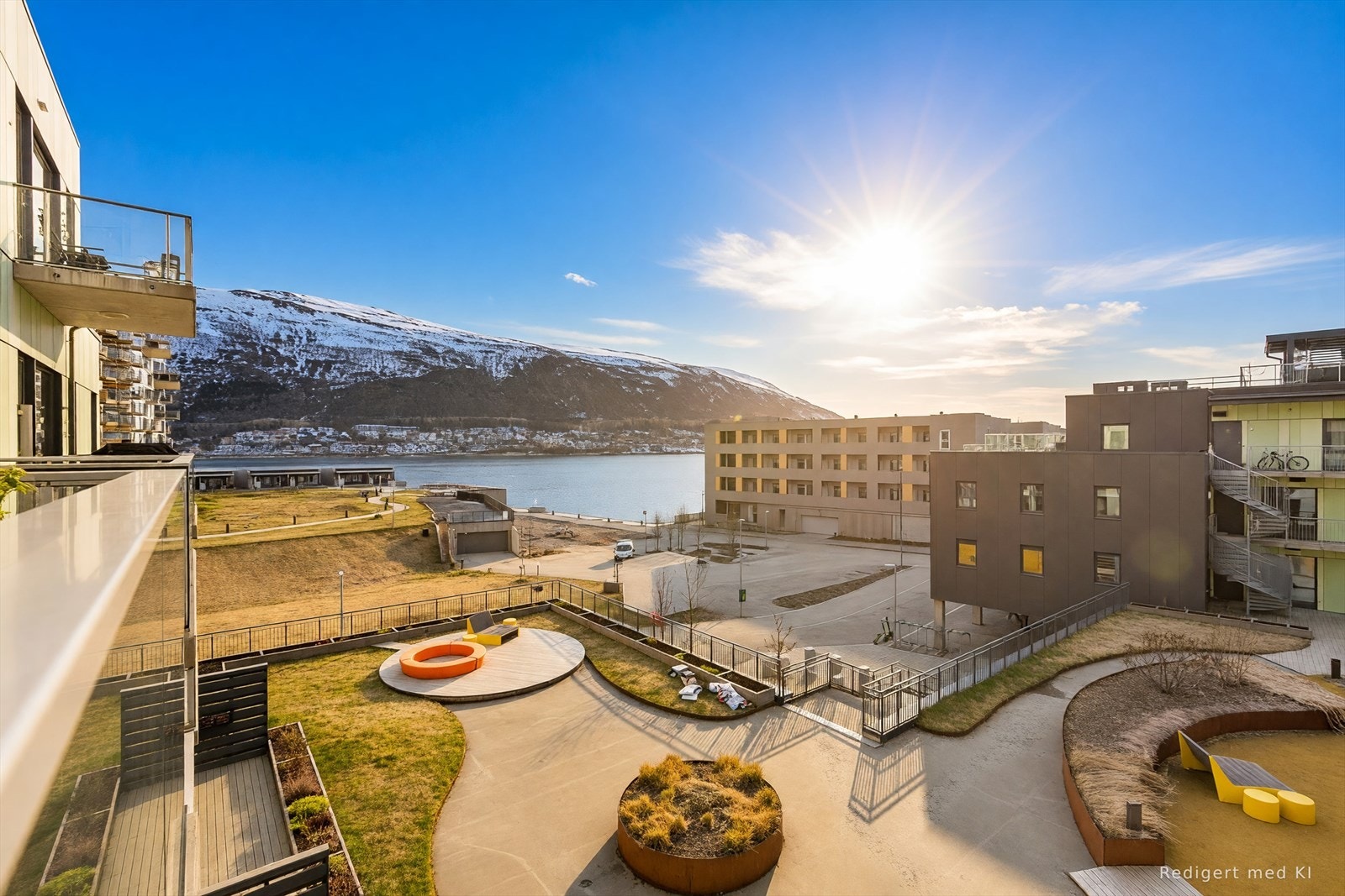 3-roms leilighet med luftig utsikt, gode solforhold og fantastisk takhøyde. (Sol og blå himmel av AI) Galleribilde