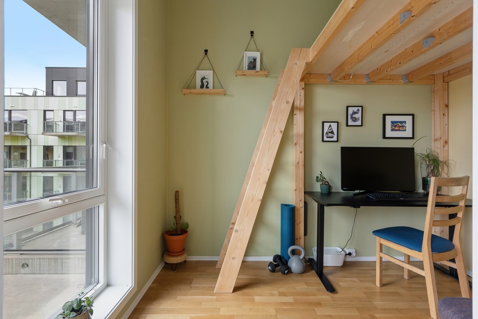 Det andre soverommet er arealeffektivt innredet og egner seg godt som barnerom, gjesterom eller kontor. Galleribilde