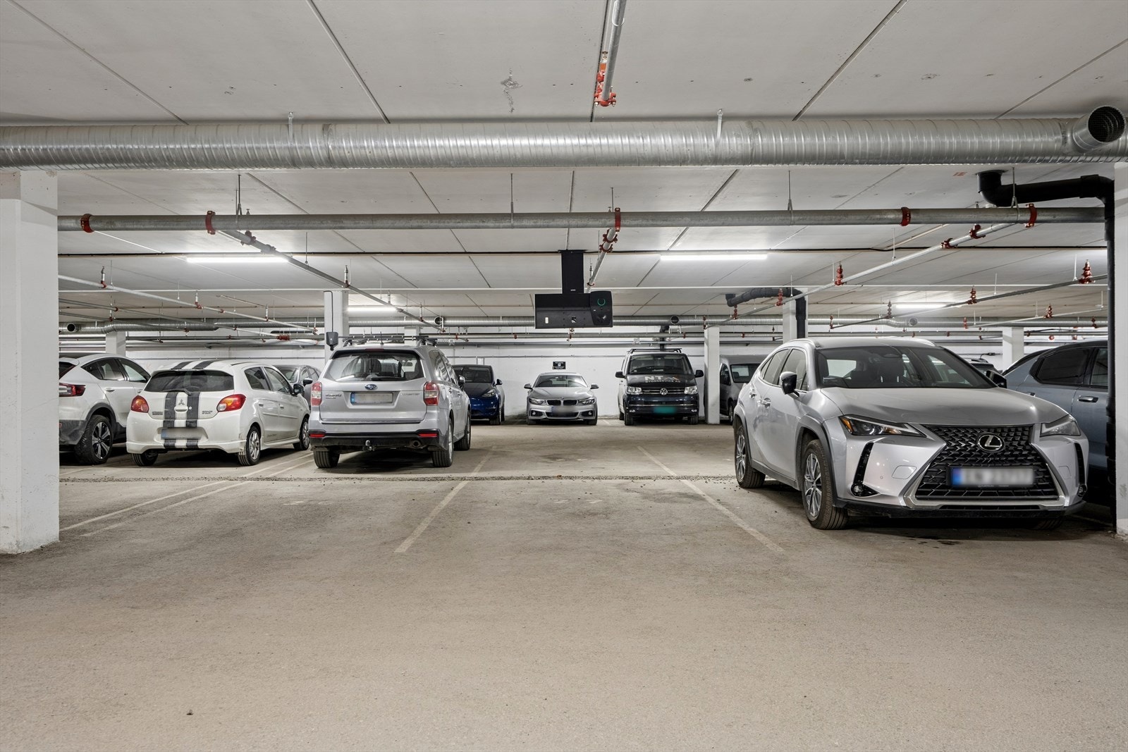 Det medfølger en fast garasjeplass i felles parkeringskjeller. Elektriske utleiebilder også tilgjengelig for beboerne. Galleribilde