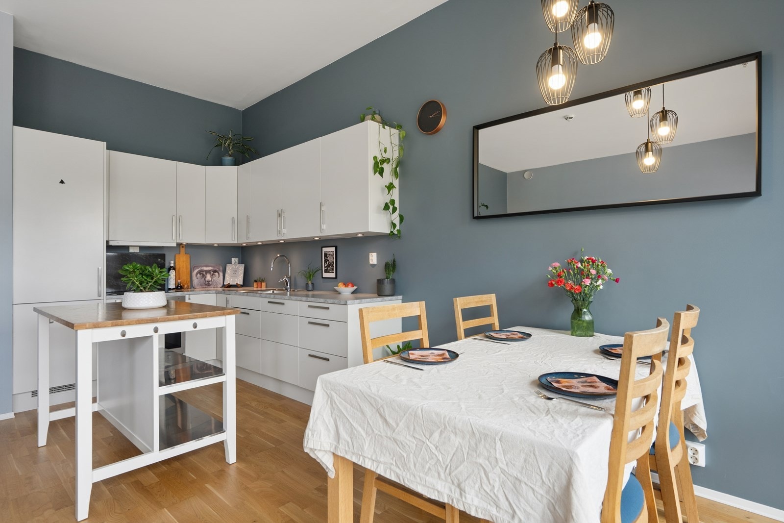 Kjøkkenet har innredning med glatte fronter, laminatbenkeplate og godt med skapplass. Galleribilde