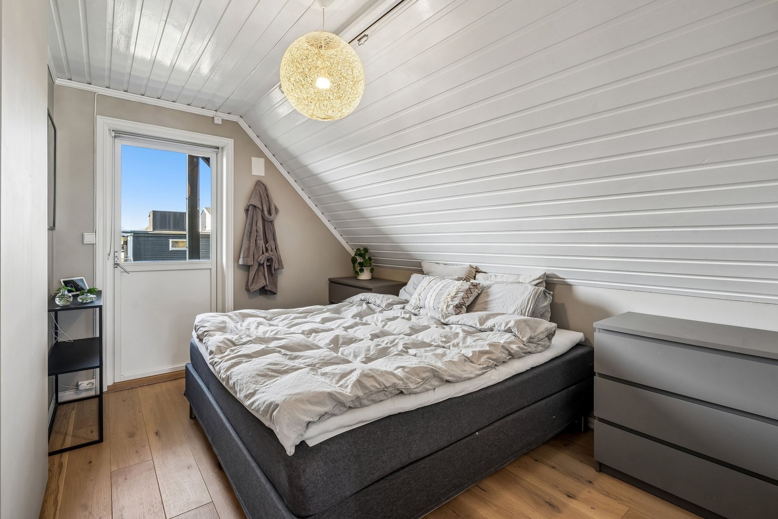 2. etg: Hovedsoverom
Rommer en stor seng og har en skyvedørs garderobe løsning. Galleribilde