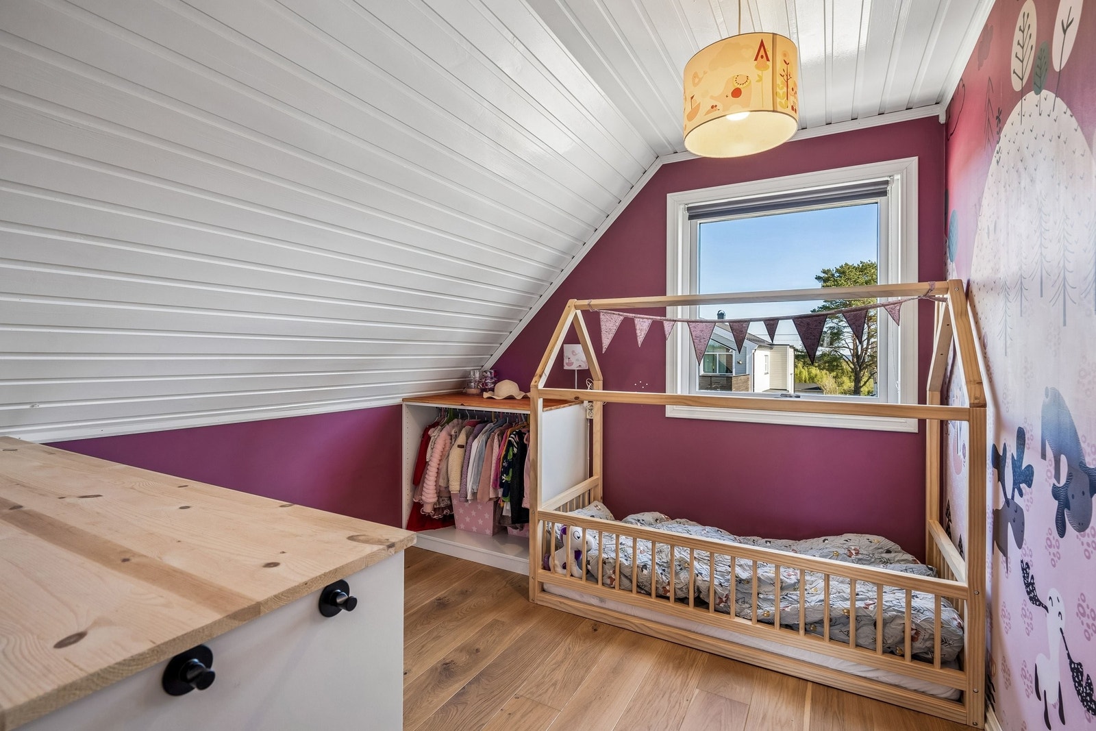 2. etg: nordvendt soverom
I dette rommet er det også takluke til loft.
Det er også trekt kabel for nettverkstilgang på dette rommet. Galleribilde