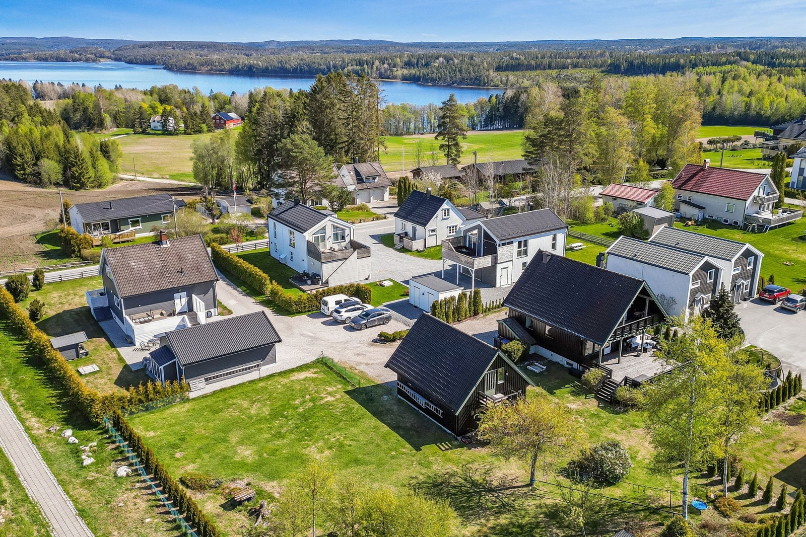 580m i nordøst retning finner du bodals stranda. Her finner du en lekker badeplass med ferskvann, strand, grill fasiliteter med ved og pene toaletter. En usedvanlig godt vedlikeholdt lokal stolthet. Galleribilde
