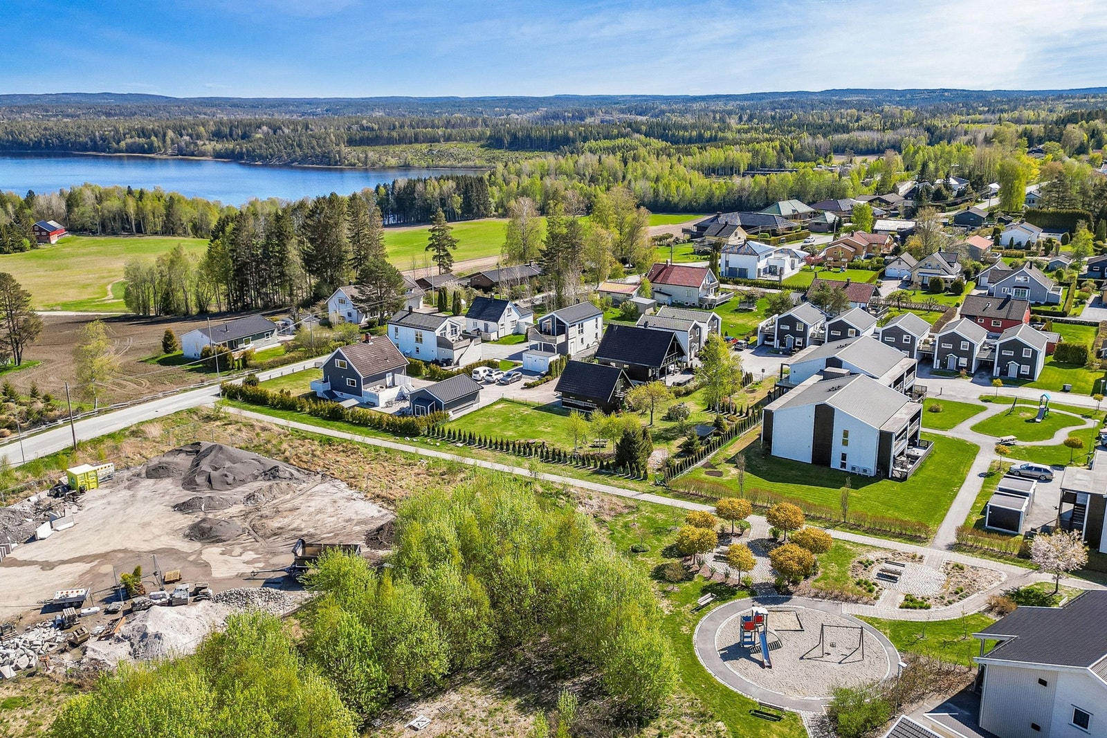 Via hage og gangsti er det en en lekeplass til vest for eiendommen. Her kan man finne frodige blåbær-, rips- og solbærbusker. Det er også epletrær og moreller. Galleribilde