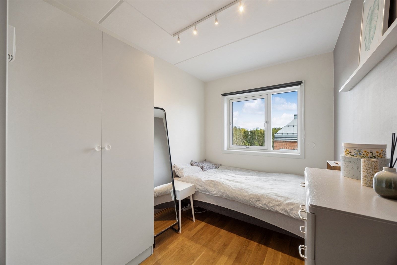 Soverom nr. 2 - dette soverommet er også av god størrelse med plass til alt man trenger av seng, nattbord og garderobeskap Galleribilde