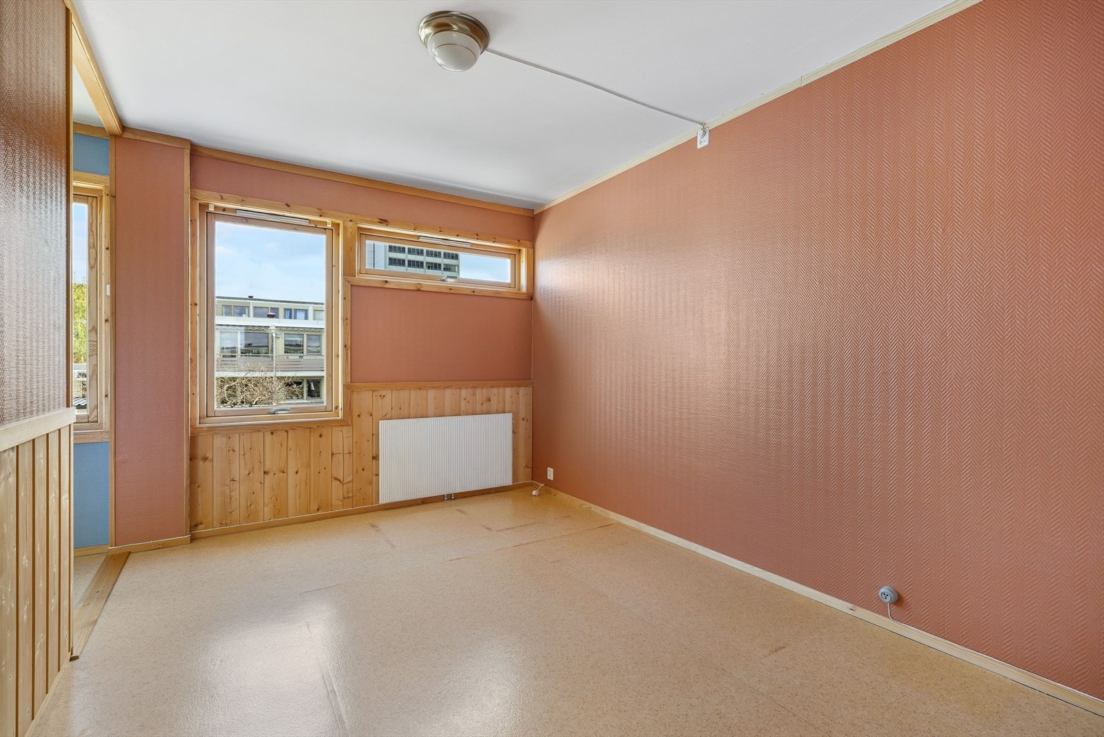 Hvert rom er romslig med plass til seng, arbeidsbord til lekser eller hobby, samt garderobeløsning for klær. Galleribilde