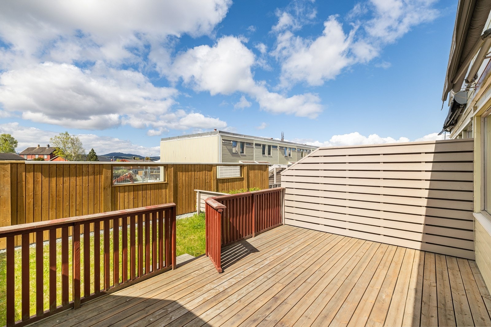 En av de fremste kvalitetene til rekkehuset er uteplassene, plassert på hver sin side av boligen. Dette gir ypperlige solforhold og mulighet til å følge solen gjennom hele dagen. Galleribilde