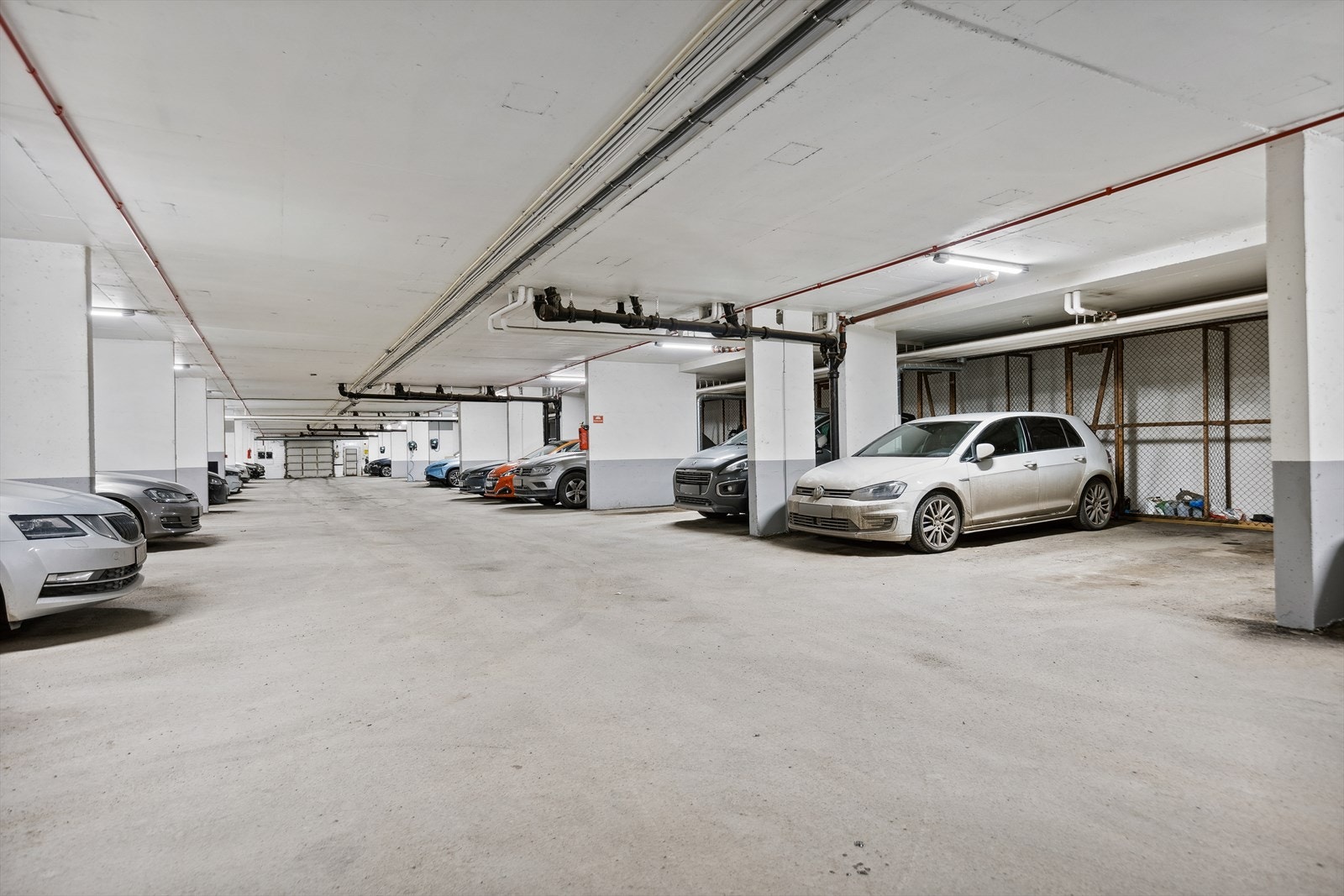 Med rekkehuset følger en egen p-plass i oppvarmet garasjeanlegg. Mulighet for å etablere egen elbil lader. Bildet er fra en annen tilsvarende garasje i borettslaget. Galleribilde