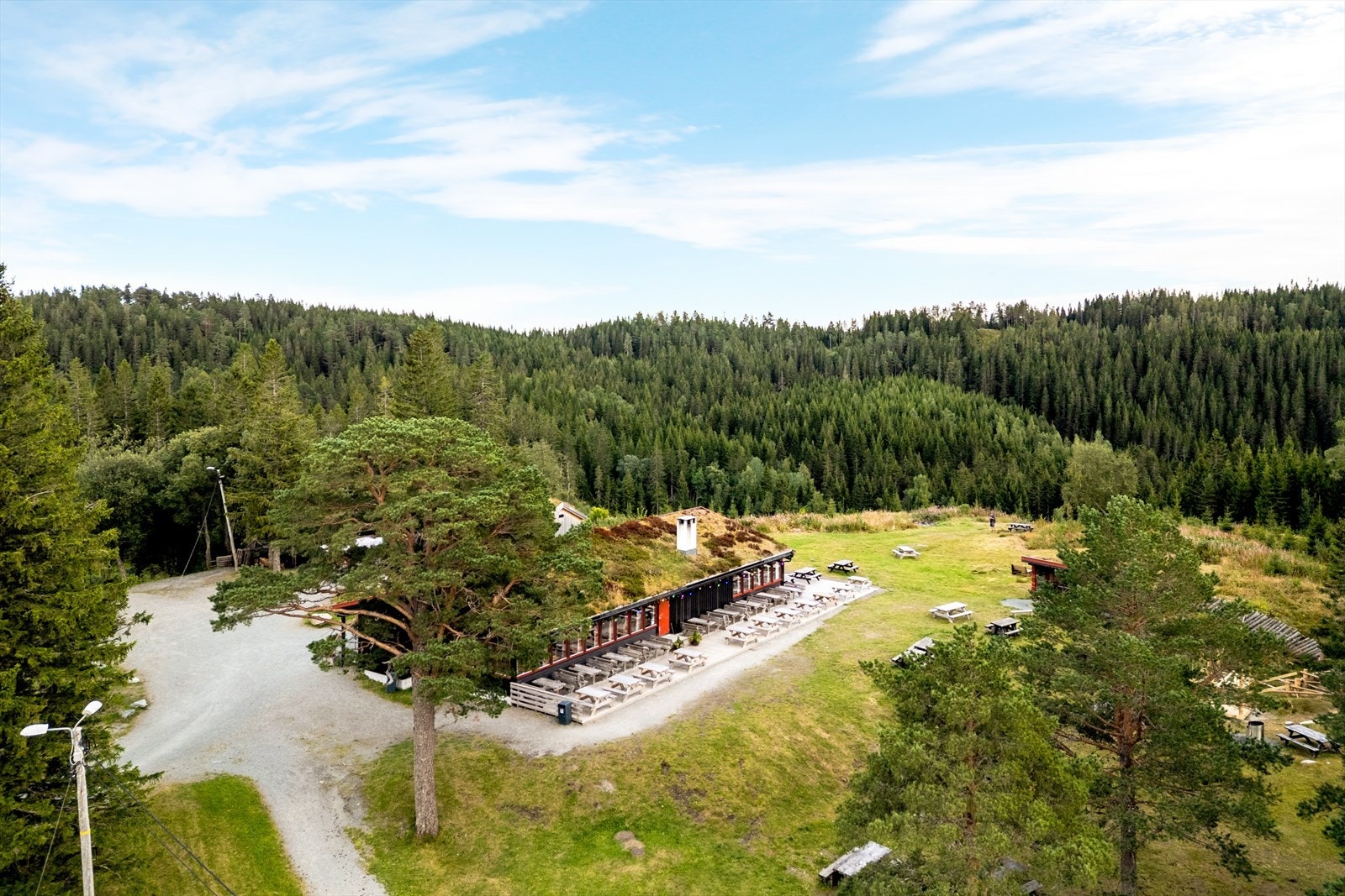 Området ligger nær vakre naturområder i Estenstadmarka, som byr på flotte turstier, lysløyper og badeplasser. Galleribilde