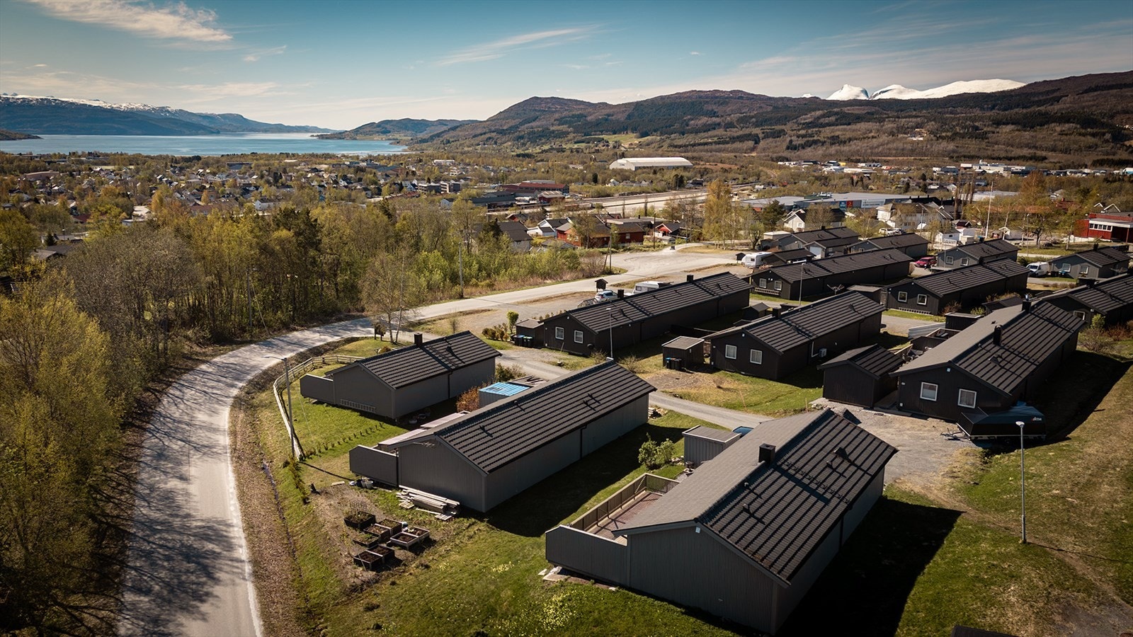 Boligen ligger i et etablert område ca. 1,6 km fra Fauske sentrum og ca. 1,3 km fra jernbanestasjonen. Barnehage og fine turområder er innen gangavstand. Galleribilde