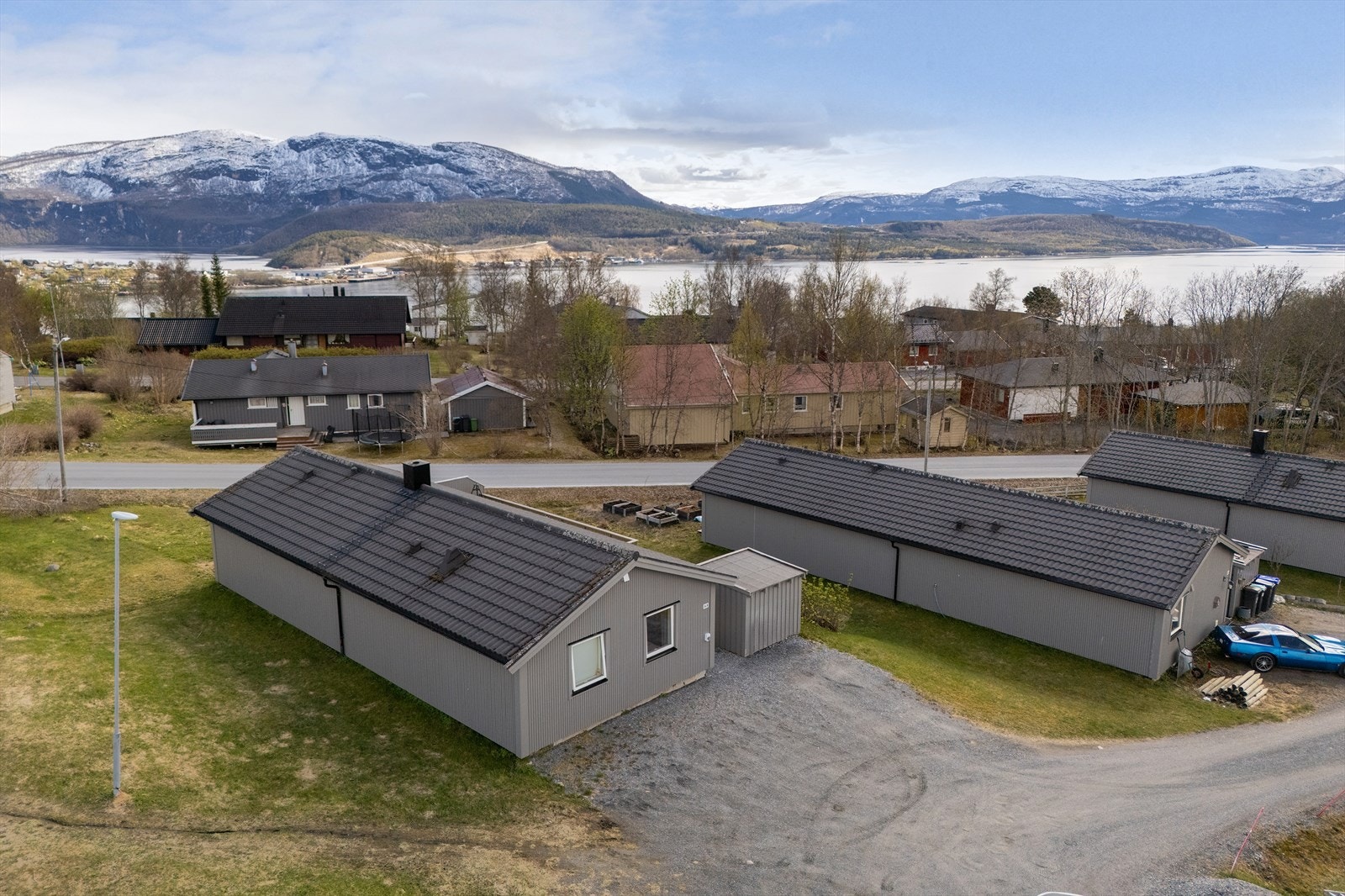 El bil lader montert ved pakeringsplassen av ISE i 2021 Galleribilde
