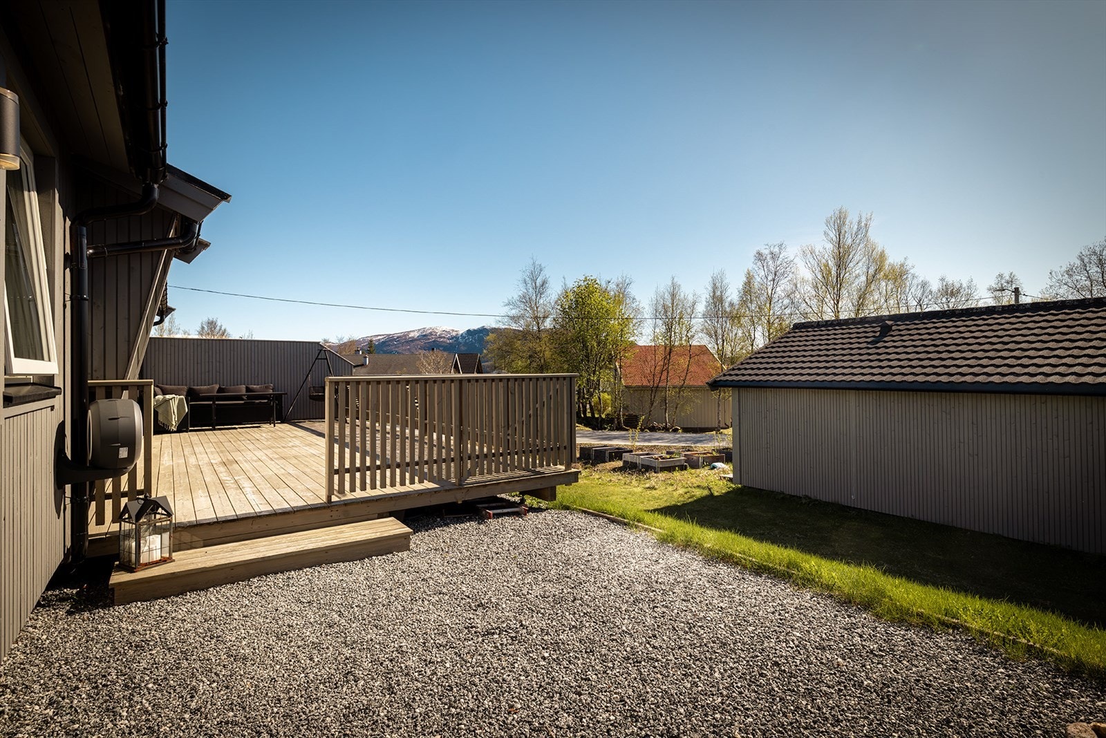 Stor nybygget terrasse på ca. 35-40 m², med levegg Galleribilde