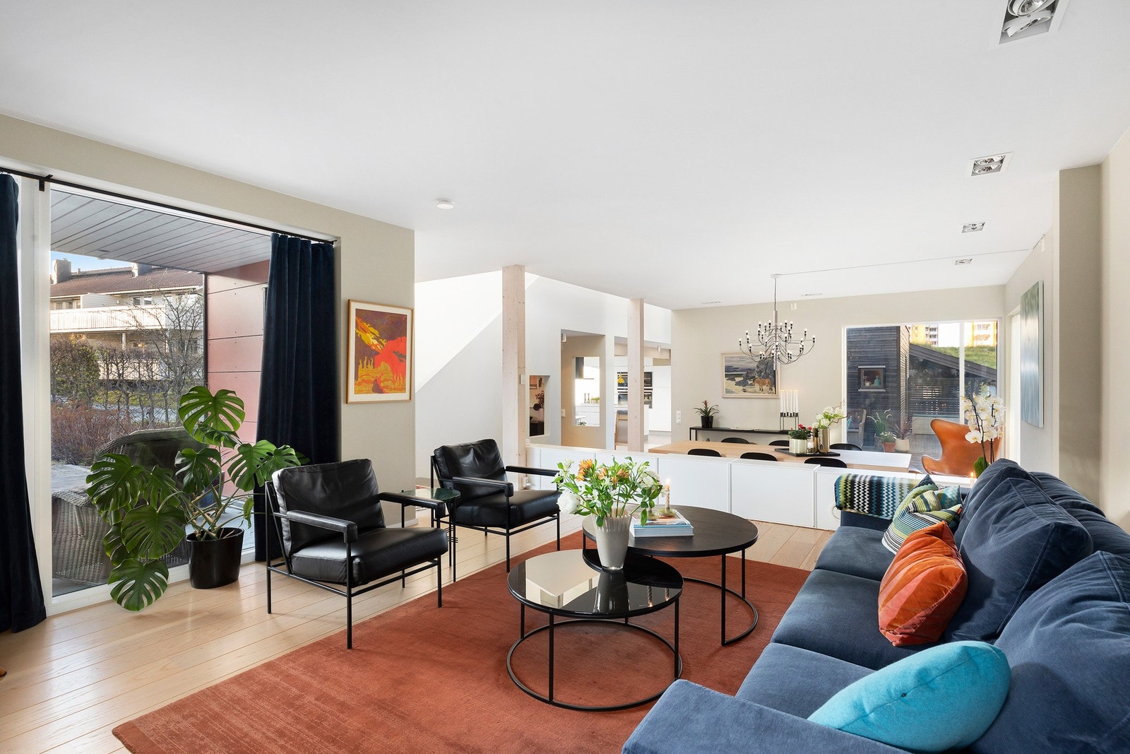Den andre delen av stuen er mer som en lounge Galleribilde