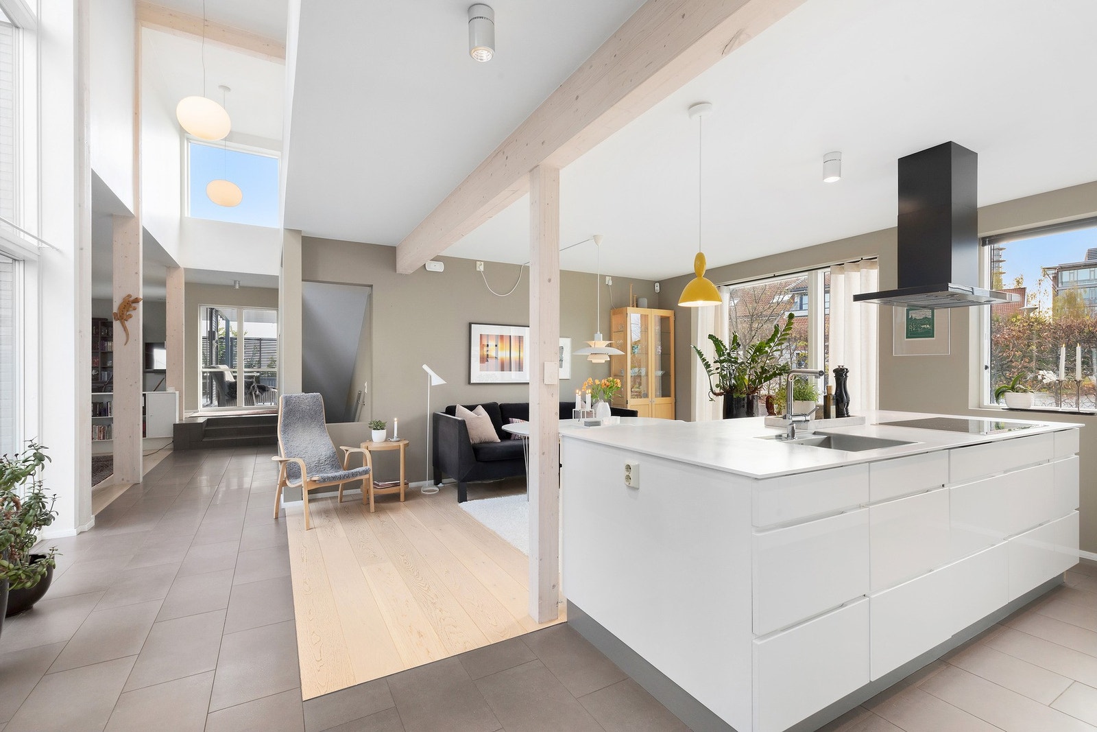 Elegant gang gjennom huset med voksen takhøyde og store vindusflater Galleribilde