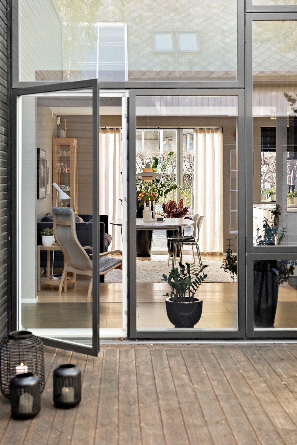 Ta med deg kaffekoppen og nyt morgensolen på baksiden av huset Galleribilde