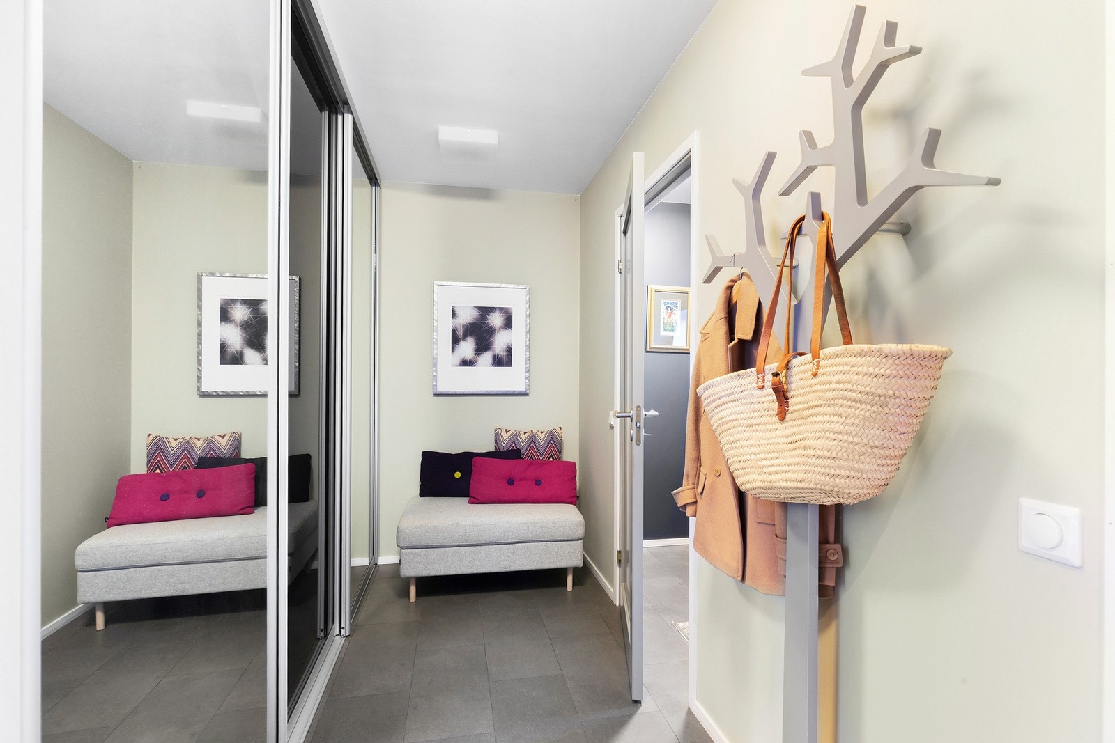 I gangen er det god oppbevaringsplass i form av skyvedørsgarderobe med speilfronter Galleribilde