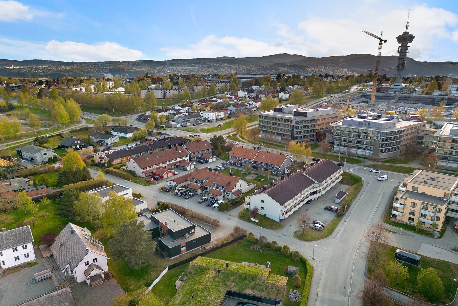 Eneboligen ligger i et stille og rolig strøk i en blindgate, og kretser til Eberg Barneskole og Blussuvold Ungdomsskole Galleribilde