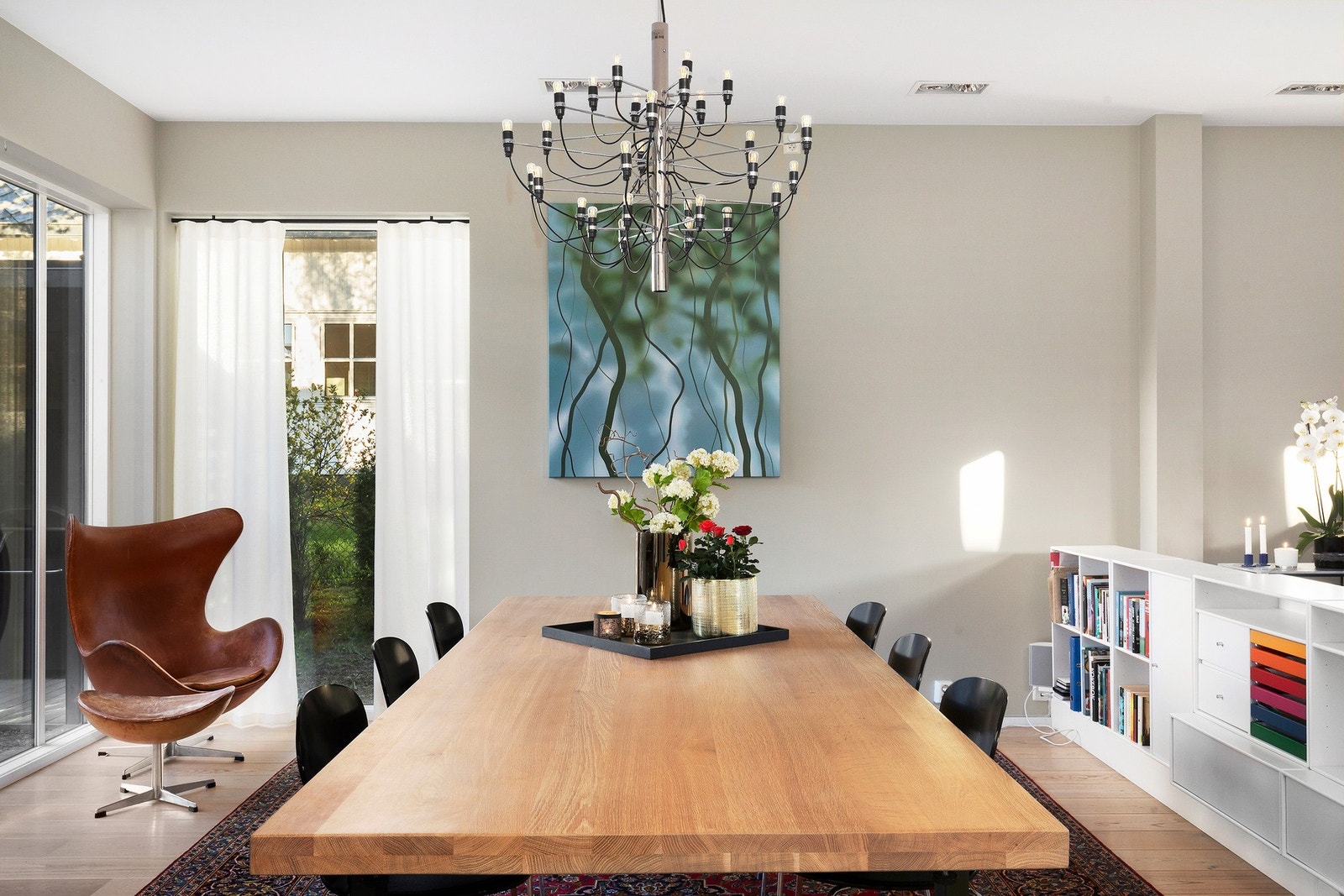 Spisestuen, den perfekte plassen for å dekke opp til langbord og invitere inn venner og familie på en god middag! Galleribilde