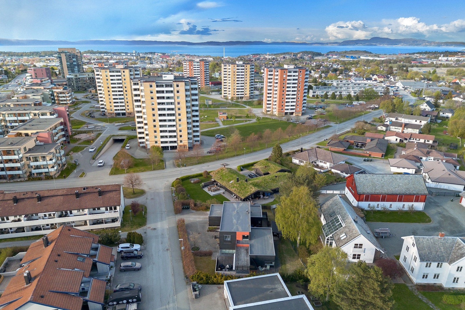 Eiendommen er på 970 kvm og har en stor steinlagt innkjørsel, dobbelgarasje, og flere fine, skjermede uteplasser Galleribilde