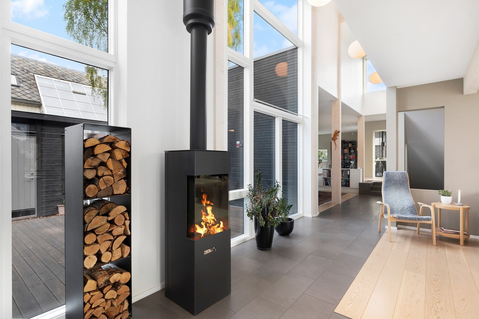 Huset varmes hovedsaklig opp med gulvvarme (hele 1.etasjen) via luft til vann-varmepumpe. Vedfyringen er for det meste for kosen sin del om vinteren. Ellers er det panelovner Galleribilde