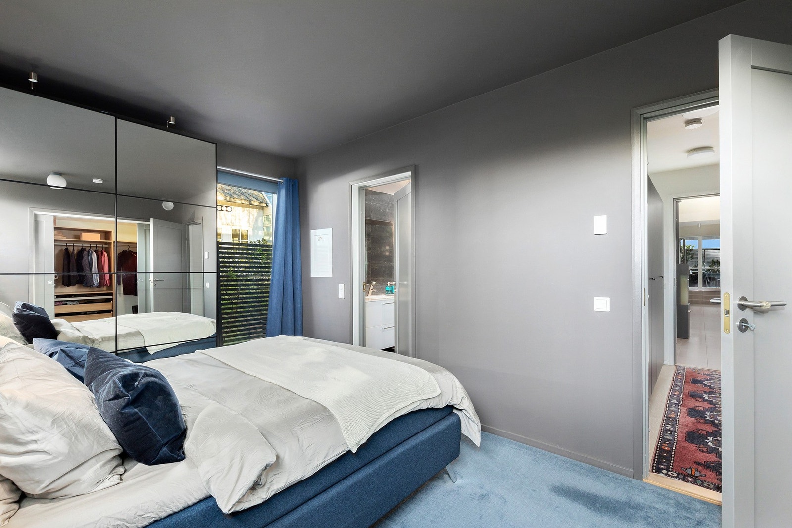 Hovedsoverommet ligger i en egen del av huset med både eget bad, garderoberom og utgang til terrassen Galleribilde