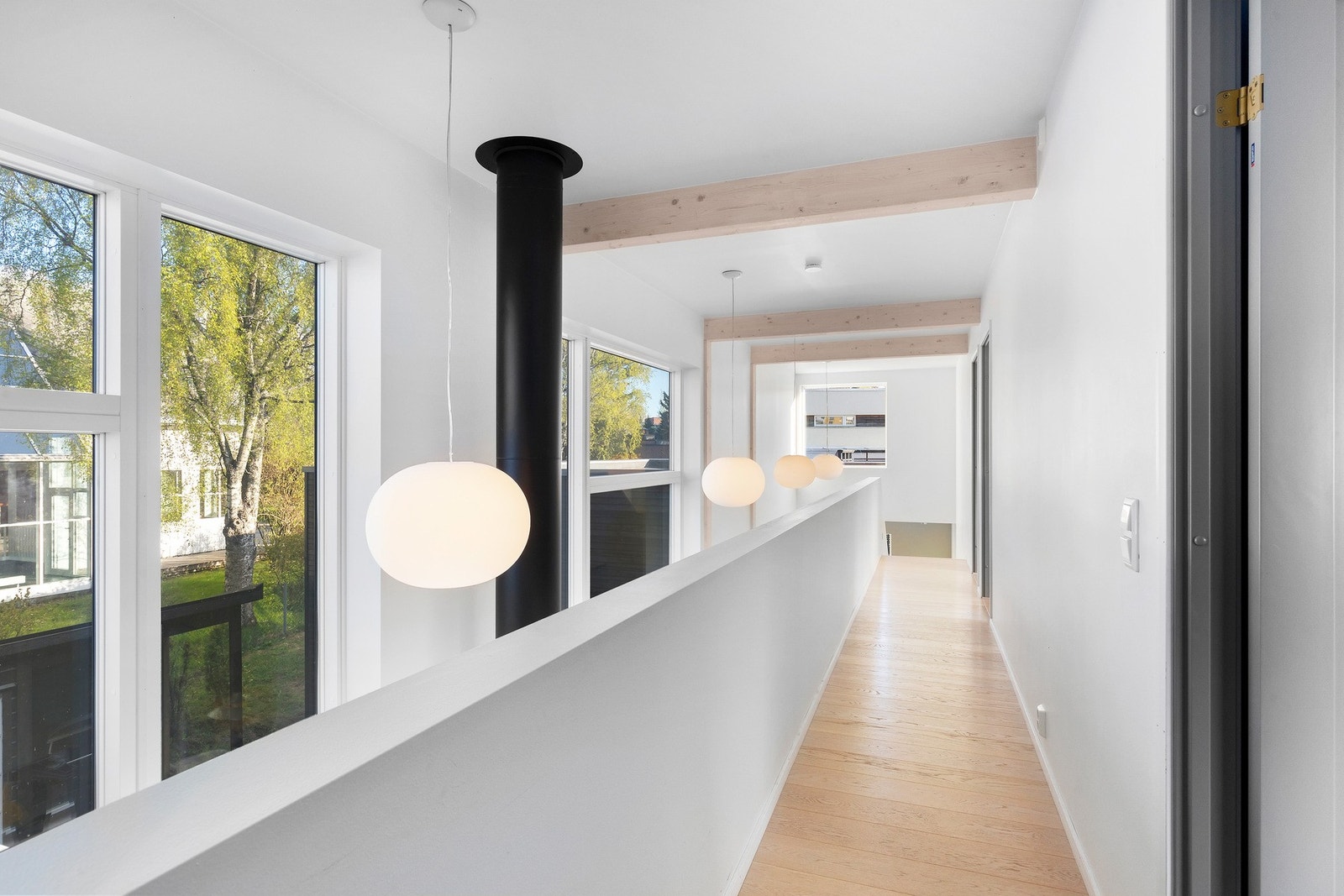 Velkommen opp! 2.etasjen har ett bad og 3 store soverom med nok plass til at barna også kan leke på rommet sitt Galleribilde