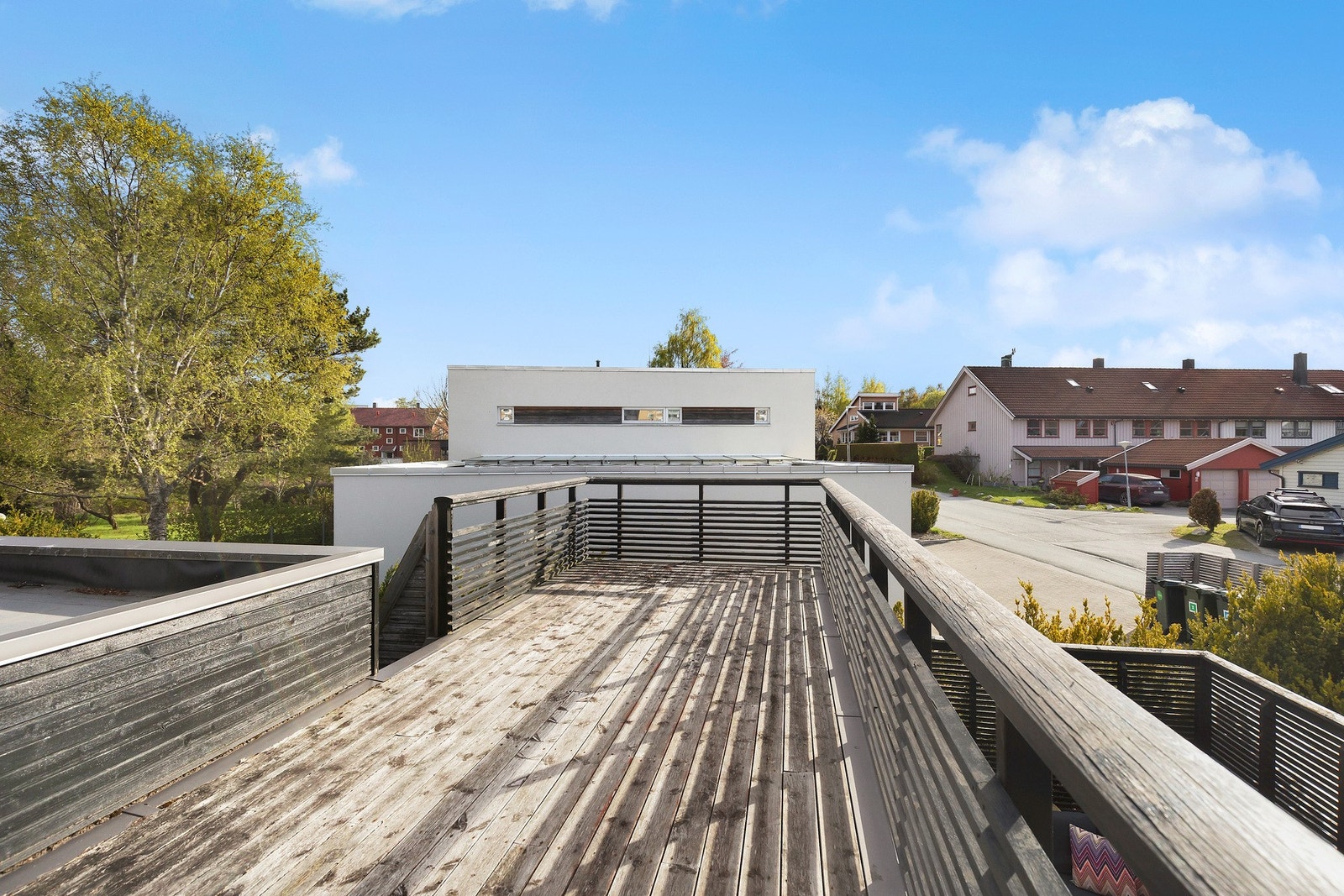 Her har du også en takterrasse på 19 kvm - veldig populær solingsplass for de unge! Galleribilde