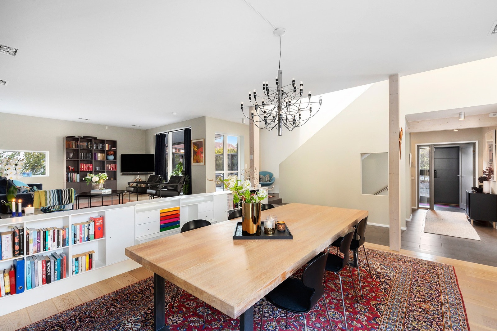 En gjennomgående følelse i huset er at det er åpent, lyst og luftig Galleribilde