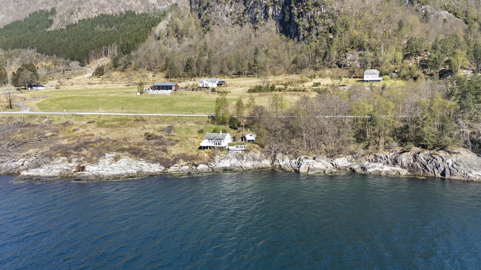 Fritidseigedomen ligg usjenert til ved fjorden Galleribilde