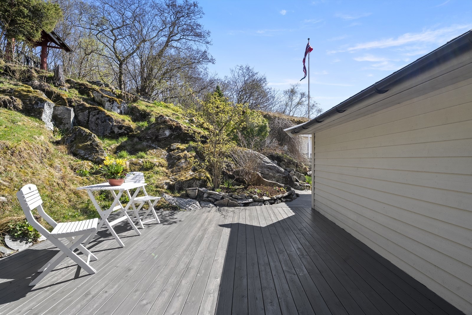 Det er opparbeida ein terrasse også på oppsida av hytta Galleribilde