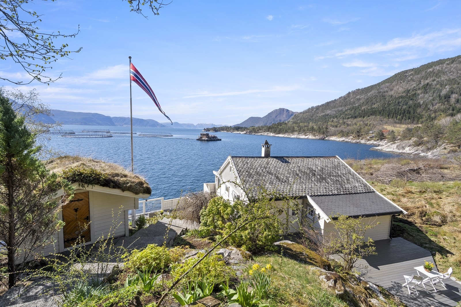 Hovudhytta med skifertak og annekset med torvtak dannar eit sjarmerande tun. Galleribilde