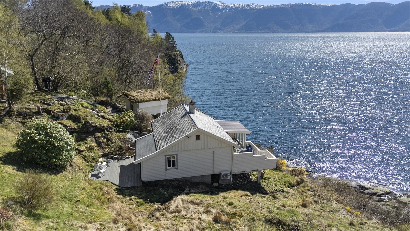 Hytta ligg fritt og usjenert til ved fjorden Galleribilde