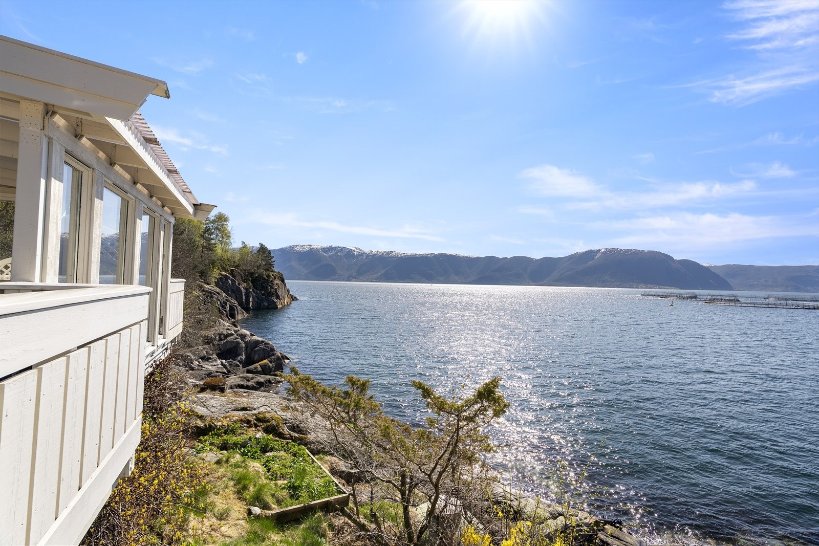 Frå uteplassane har du storslått utsikt over Sognefjorden Galleribilde