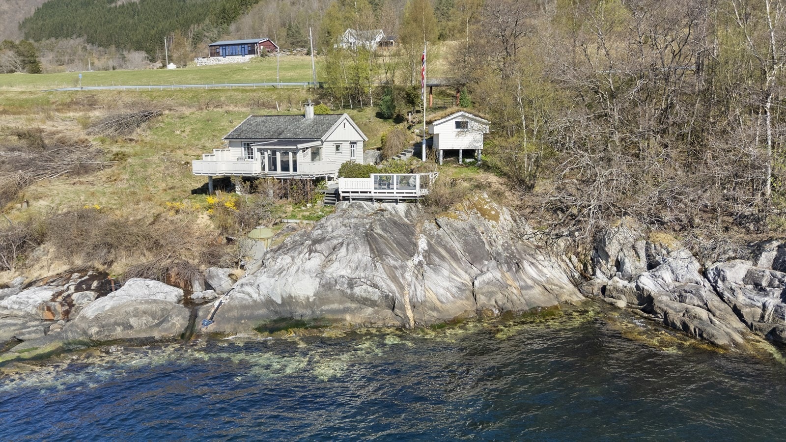 Ein sjarmerande fritidseigedom med eiga strandlinje til Sognefjorden Galleribilde